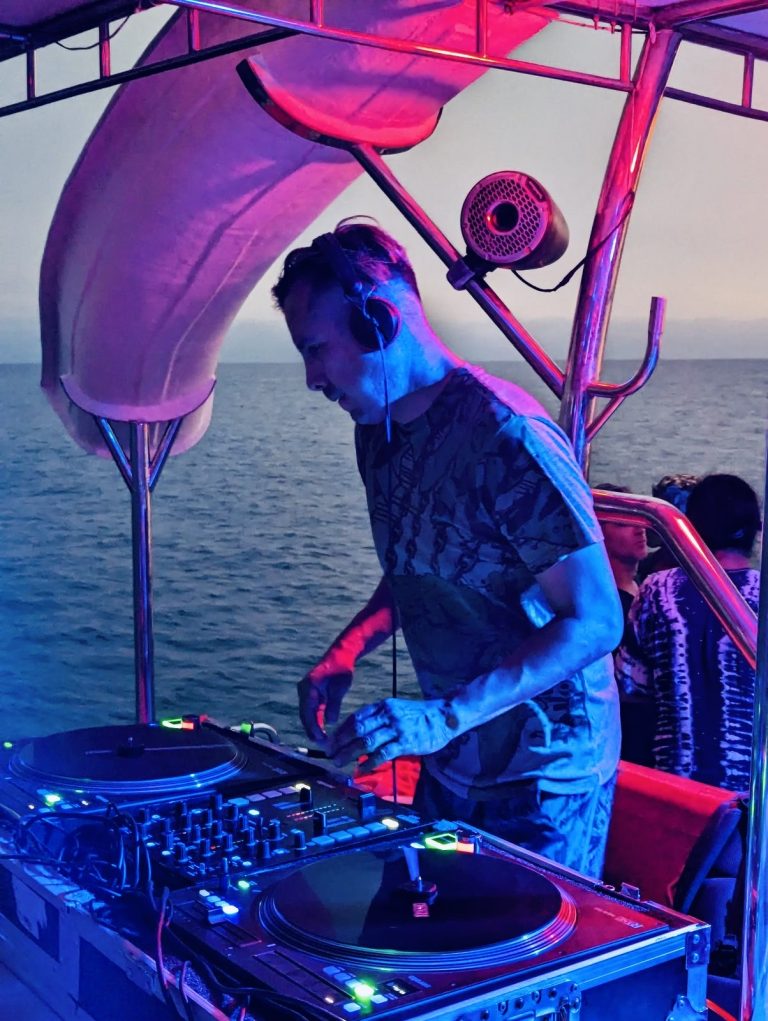 DJ Cool Stress Boat